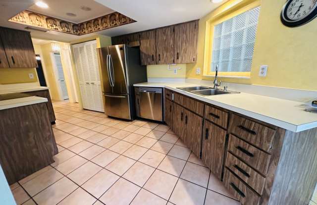 Spacious 3BR Palm Harbor Home with Fenced Yard & 2-Car Garage Gallery 3