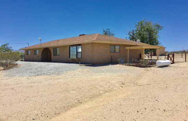 Huge House on a 2 1/2 acre lot in North Joshua Tree!!! photos photos