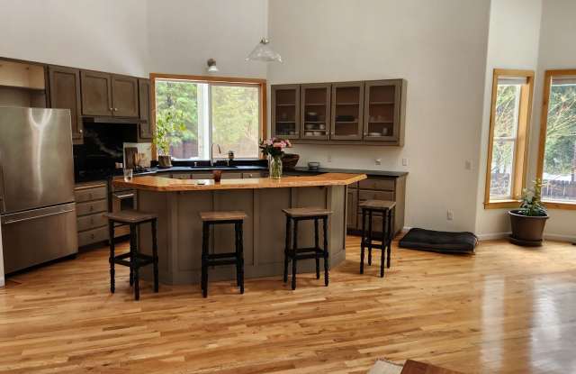 Large Home Close to Town In The Trees photos photos Large Home Close to Town In The Trees photos photos