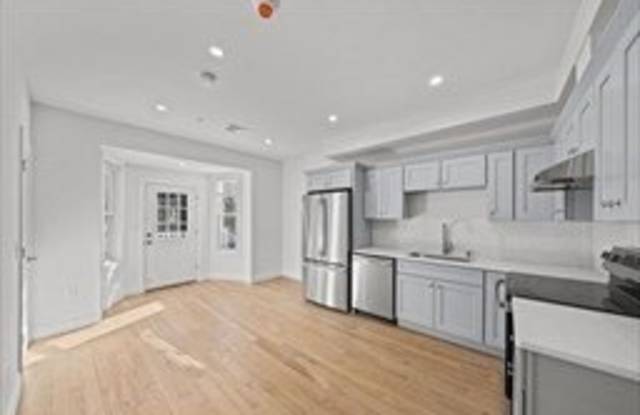 417 Commercial St unit: 4 photos photos