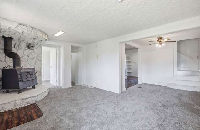 Cute, 3 Bedroom Centrally Located Bungalow Gallery 4