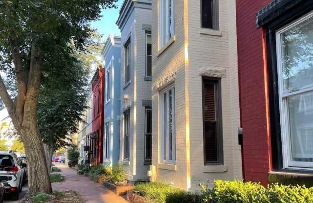 1231 LINDEN PL NE Gallery 2