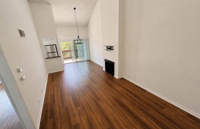 Beautiful 1 bed 3rd floor (top) condo in lakeside community in Culver City Gallery 1