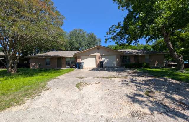 Walk to Torrey Park, and Live Minutes from Historic Gruene! 2/1/1 Duplex on a Corner Lot with Refrigerator Included! NBISD Gallery 4
