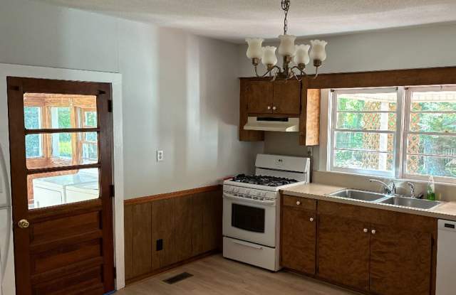 Coming up 810/25 Modest private home photos photos