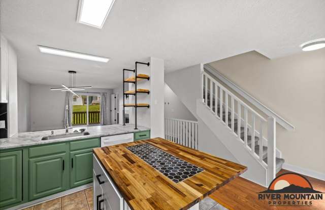 Modern Townhome in Oak Tree Community Gallery 4