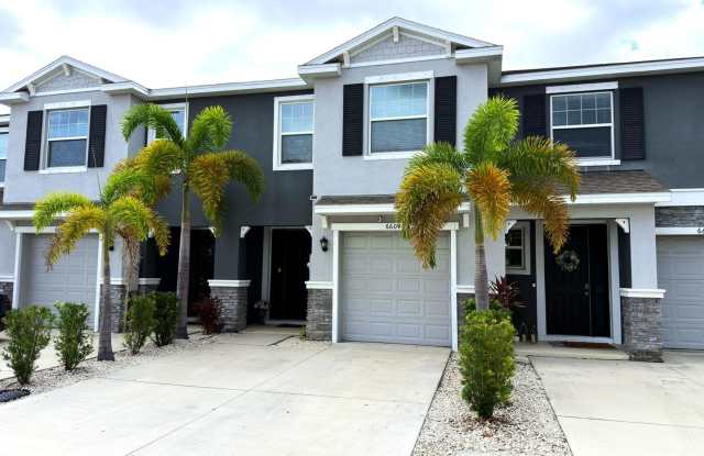 Upgraded Townhome Near Waterside with Screened Lanai & Hot Tub Gallery 3
