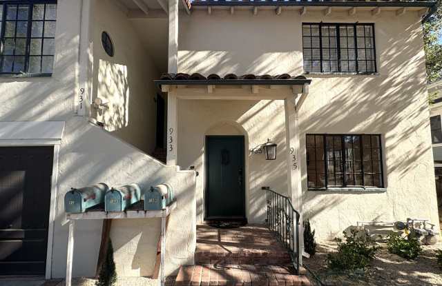 935 Waverley Street Gallery 1