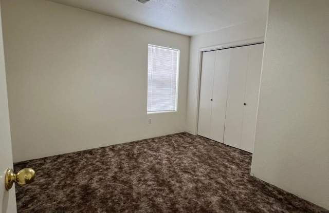 Tri-level 2 Bedroom, 1.5 Bathroom Duplex - Located near Sky Lakes and Oregon Tech! Gallery 1