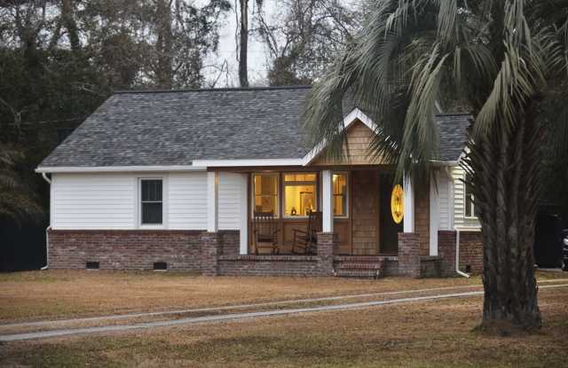 Charming 2BR/1.5BA Home in West Ashley – W/D, Dishwasher, Great Location! Gallery 1