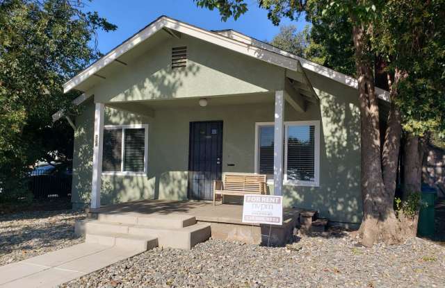 3 bed 2 bath Chico Charmer with large back yard! - 334 West Sacramento Avenue, Chico, CA 95926