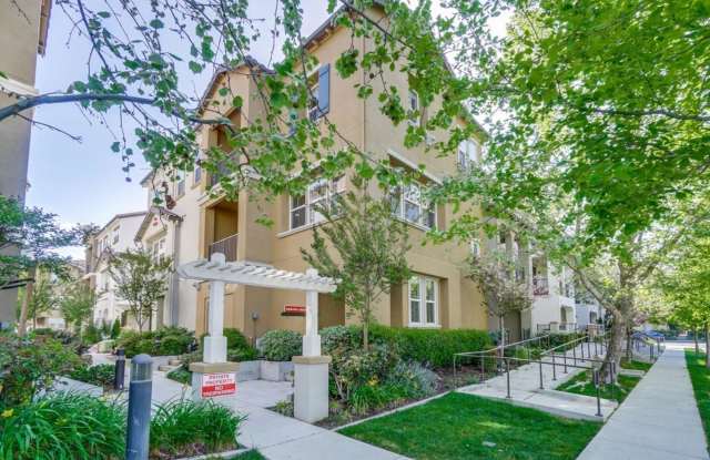 SAN JOSE - Well Maintained Tri-Level 2/2.5 Townhouse - 606 Cedarville Lane, San Jose, CA 95133