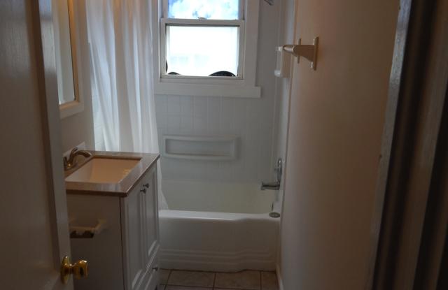 Lower Level, 1 Bedroom Apartment Near Johnnie Mercer's Pier, Includes Utilities and Off Street Parking! Gallery 3