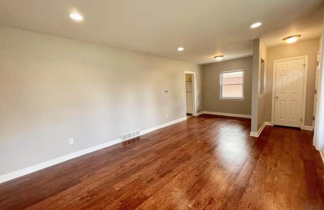 1126 E Hudson Gallery 4