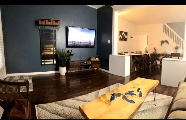 Beautifully renovated 3-bedroom, 2-full-bathroom historic home Gallery 3