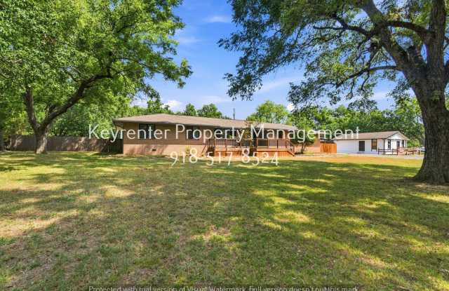 ONE OF A KIND BIXBY RENTAL WITH SPRAWLING YARD! MOVE IN READY! Gallery 1
