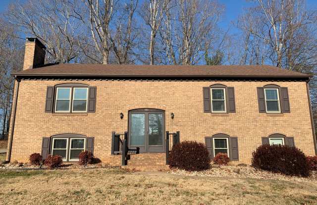 Split Foyer in Campbell County off 460 photos photos