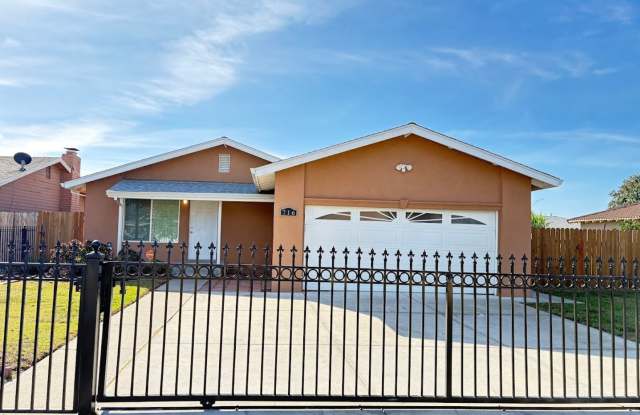 Charming 3 Bed, 2 Bath in Lodi Unified School District Gallery 1