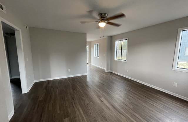 Updated 2 bedroom with 2 bathroom end unit condo! Gallery 4