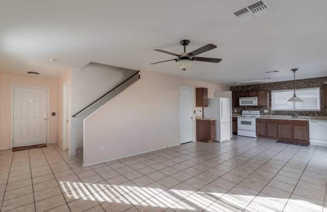 1104 E LOWELL Court Gallery 3