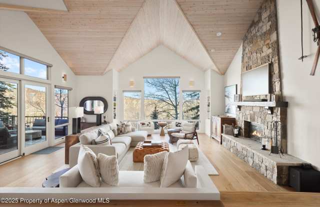 18 Edgewood Lane Gallery 2