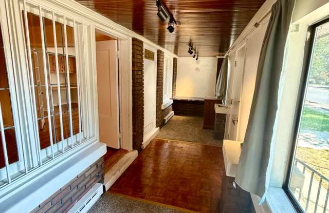 Bungalow/Office 2 Bedroom 2 Bath Gallery 3