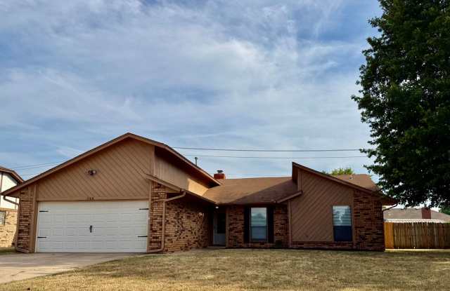 Spacious 3 Bedroom, 2 Bath Home in Moore! photos photos