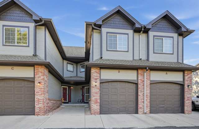 Charming 2BR 3.5 Bath Townhome in Arvada Next to Allendale Park Gallery 1