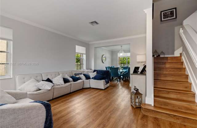 1095 Chenille Circle Gallery 2