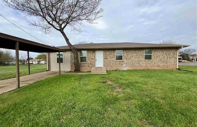 413 S CLAY STREET - 413 South Clay Street, Henrietta, TX 76365