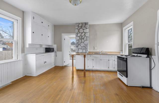 625 W 10th Ave - Lower (CLICK "CLEAR FILTERS" BEFORE SELECTING A PROPERTY) - 625 West 10th Avenue, Oshkosh, WI 54902