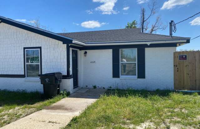 Conveniently Located Efficiency Unit in Springfield! *1/2 Off Security Deposit for Active-Duty Military!* photos photos