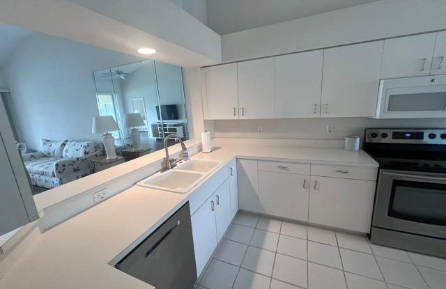 2bed/2baths Close to the beach, Mercato and Great Schools Gallery 4
