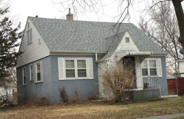 3 Bedroom, 1 Bath with Detached Garage 707 Newton St Waterloo, IA 50703 - 707 Newton Street, Waterloo, IA 50703