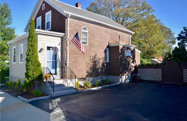 15 Halsey Street - 15 Halsey Street, Newport, RI 02840