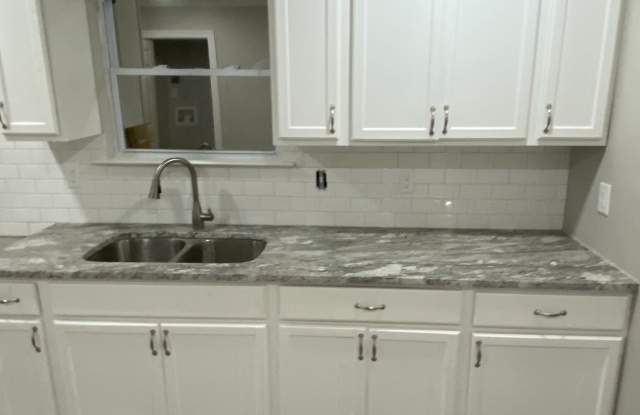 4 BEDROOMS 2 BATHS! SECTION 8 ACCEPTED!! Gallery 3