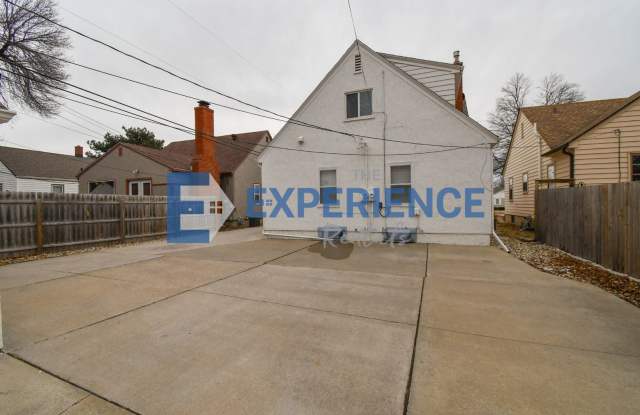Stylish Furnished Duplex with Modern Finishes and Garage!  Short-Term Available! Gallery 4
