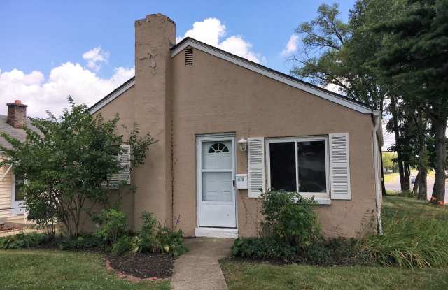 **2-BEDROOM HOUSE W/ DETACHED GARAGE IN BEECHWOLD!!** photos photos