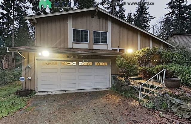 12523 NE 138th Pl - 12523 Northeast 138th Place, Kirkland, WA 98034