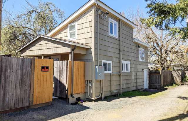 2543 Kincaid Backhouse - 2543 Kincaid Street, Eugene, OR 97405 2543 Kincaid Backhouse - 2543 Kincaid Street, Eugene, OR 97405