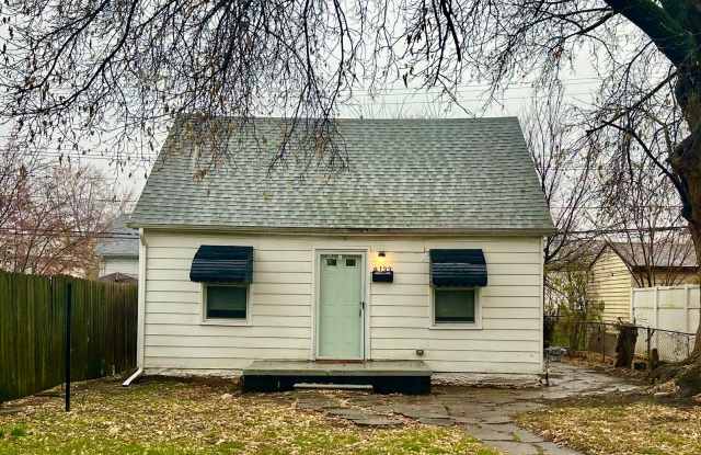 Charming 3-Bedroom Bungalow in Warren $1200 a month photos photos