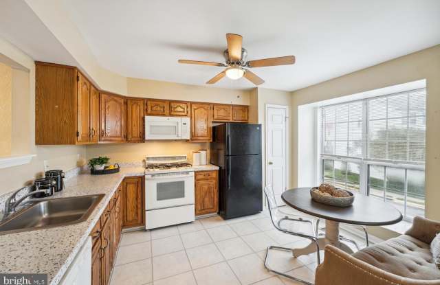 6817 SIGNATURE Circle Gallery 4