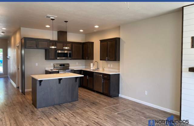 Gorgeous 2 Bedroom 2.5 Bath Townhome in White City - 7816 Phaedra Lane, White City, OR 97503