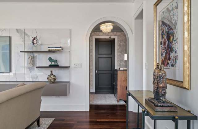 118 E ERIE Street Gallery 3