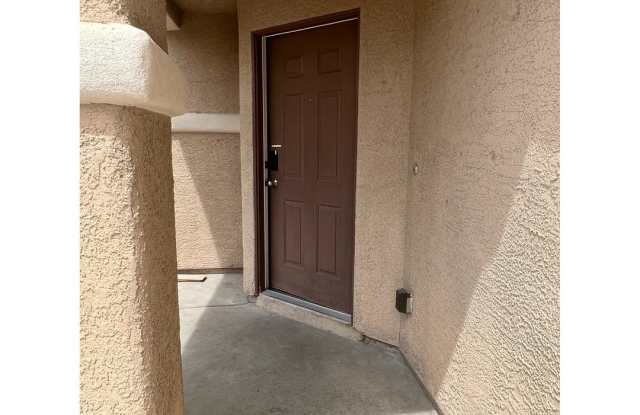 Wonderfully refreshed 3 bedroom home featuring fresh paint and new flooring throughout. Upgraded Stainless steel appliances in the Kitchen, and a nice backyard with flagstone patio. Gallery 4