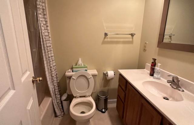 2 Bed 2 Bath Westside Located Duplex Gallery 4