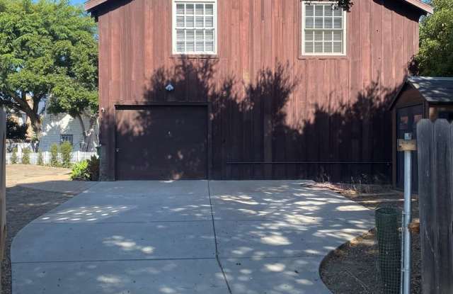 Santa Barbara - Cute two bedroom, one bath upstairs home near Cottage Hospital. - 5040 Vía Lara, Santa Barbara County, CA 93111