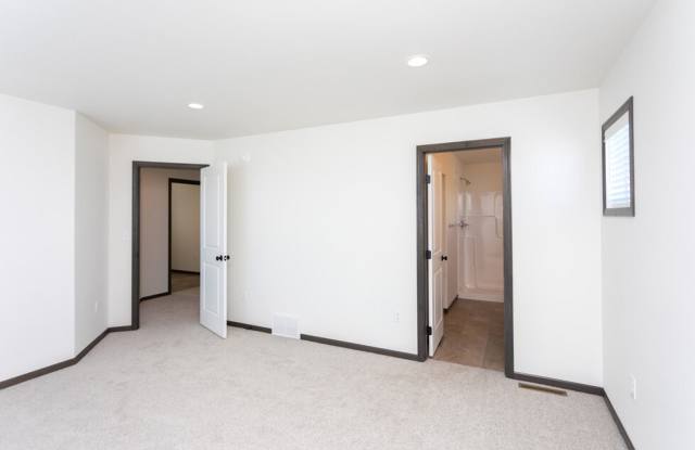 4b/3ba single-family home, w/ 3-stall garage Gallery 4