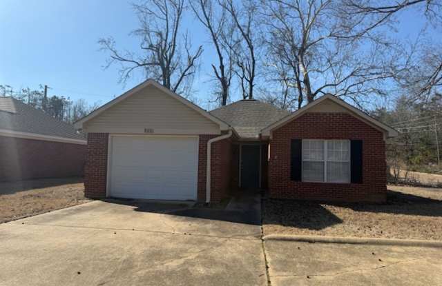 Quiet 3/2 Home with attached garage and fenced yard - 1000 Creekside Place, Oxford, MS 38655