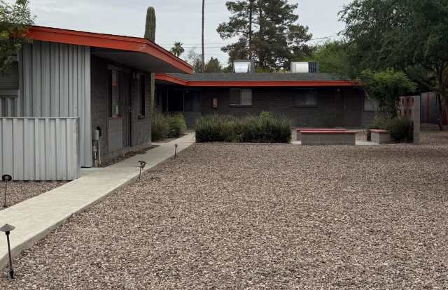 824 East Rose Lane - 2 photos photos